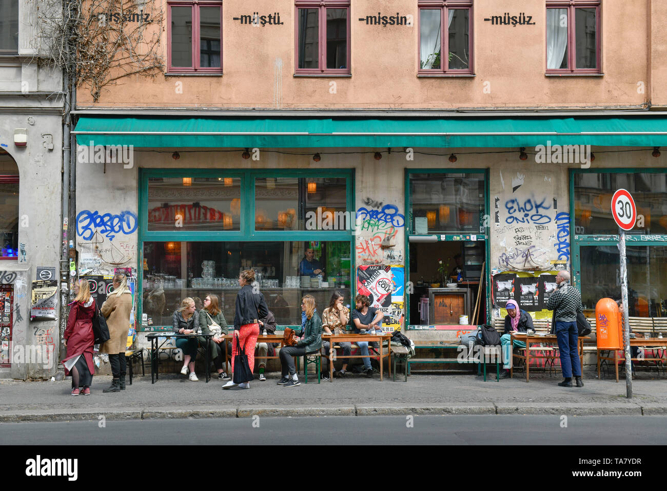 Street café, Oranienstrasse, Krizevac, Berlino, Germania, Straßencafé, Oranienstraße, Kreuzberg, Deutschland Foto Stock