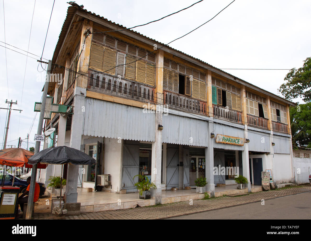 Francese antico edificio coloniale utilizzato come una farmacia nel patrimonio mondiale UNESCO area, Sud-Comoé, Grand-Bassam, Costa d'Avorio Foto Stock