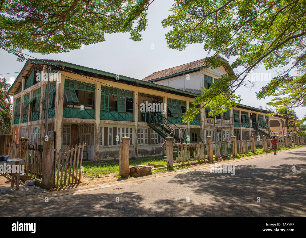 Francese antico edificio coloniale ex casa doganale nel patrimonio mondiale UNESCO area, Sud-Comoé, Grand-Bassam, Costa d'Avorio Foto Stock