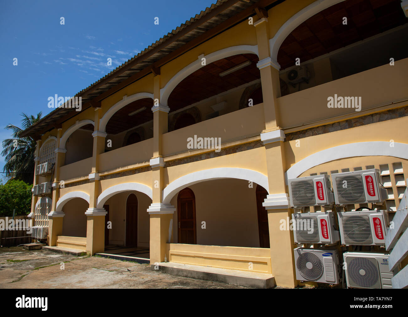 Francese antico edificio coloniale ex casa doganale nel patrimonio mondiale UNESCO area, Sud-Comoé, Grand-Bassam, Costa d'Avorio Foto Stock