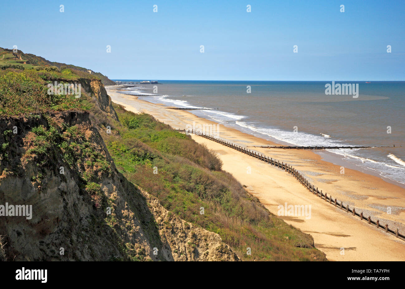 Una vista delle scogliere e spiaggia di North Norfolk guardando verso ovest verso Cromer da Overstrand, Norfolk, Inghilterra, Regno Unito, Europa. Foto Stock