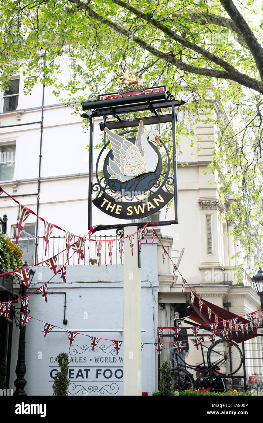 Il Cigno Hyde park pub segno, Bayswater Road, Bayswater, Londra, Inghilterra Foto Stock