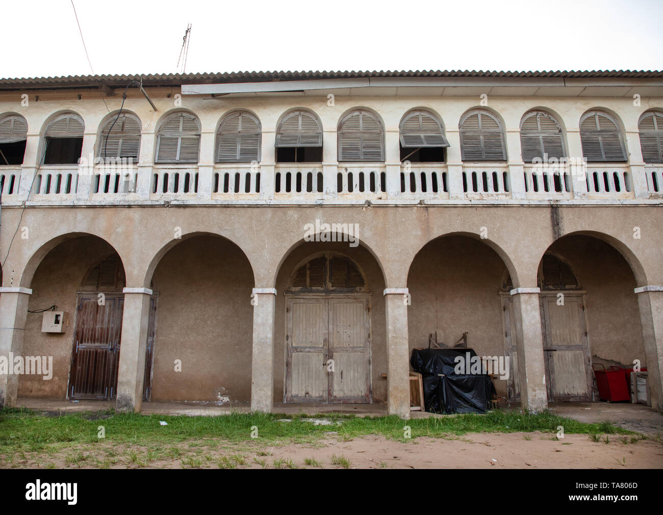 Francese antico edificio coloniale che le arcate nel patrimonio mondiale UNESCO area, Sud-Comoé, Grand-Bassam, Costa d'Avorio Foto Stock