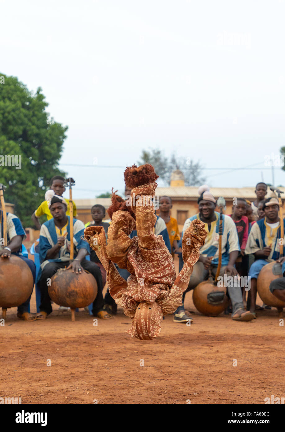 Boloye danza della pantera uomo eseguita da un bambino nella comunità Senufo, Savanes distretto, Waraniene, Costa d'Avorio Foto Stock