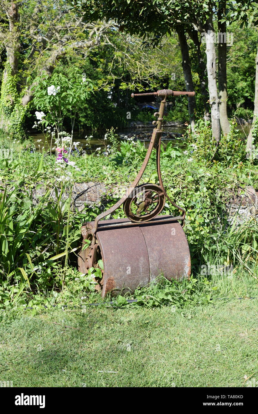 Ghisa prato rullo con funzione di gestire nel giardino inglese Foto Stock