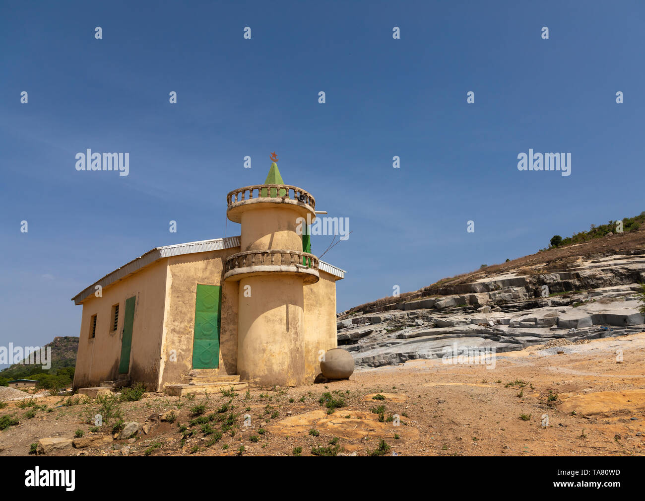 Piccola moschea nei pressi di una cava di granito, Savanes distretto, Shienlow, Costa d'Avorio Foto Stock