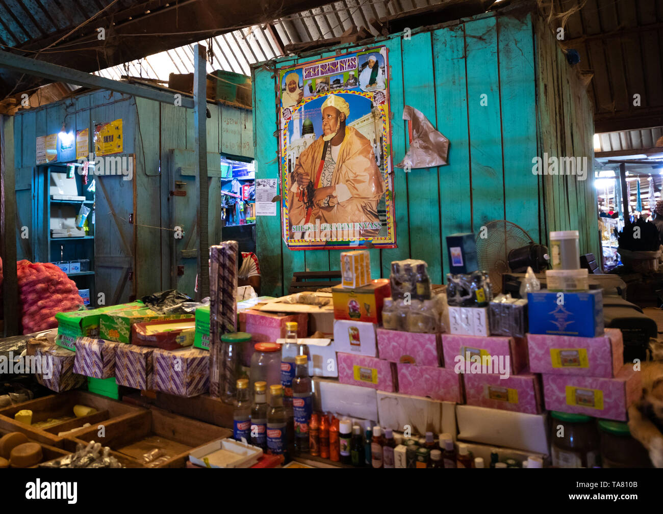 Poster di sheikh Ibrahim Inyass nel mercato, Poro regione, Korhogo, Costa d'Avorio Foto Stock