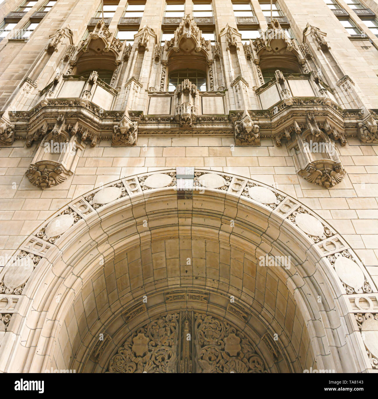 Chicago, IL, Stati Uniti d'America, Ottobre 2016: Dettaglio dell'arco decorato all'ingresso di La Tribune Tower di Chicago Foto Stock