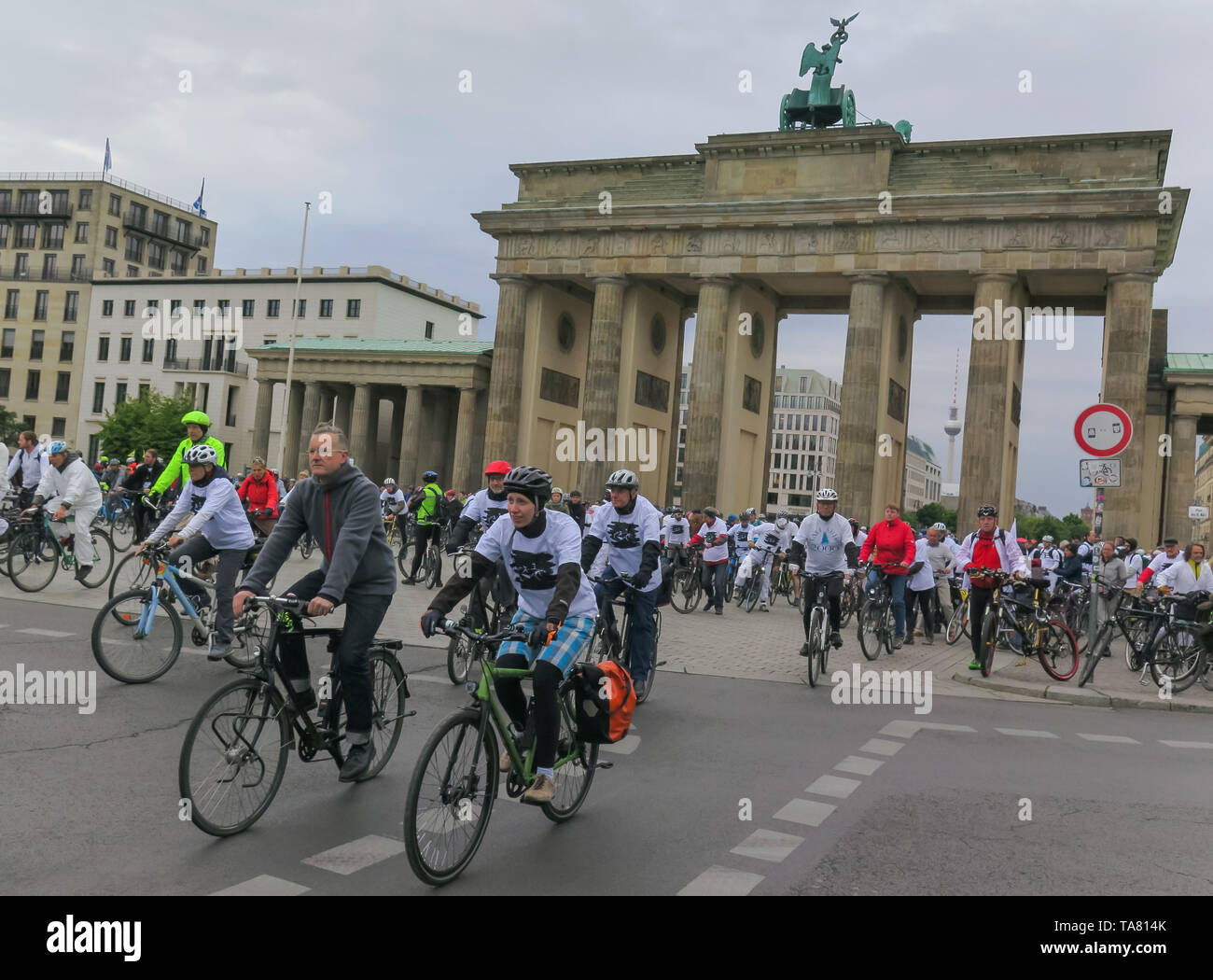 'Viaggio commemorativo di tedesco ciclismo club ''la marcia del silenzio" per i ciclisti uccisi. La Porta di Brandeburgo, Berlino 5/15/2019', Gedenkfahrt des ADFC ' Foto Stock