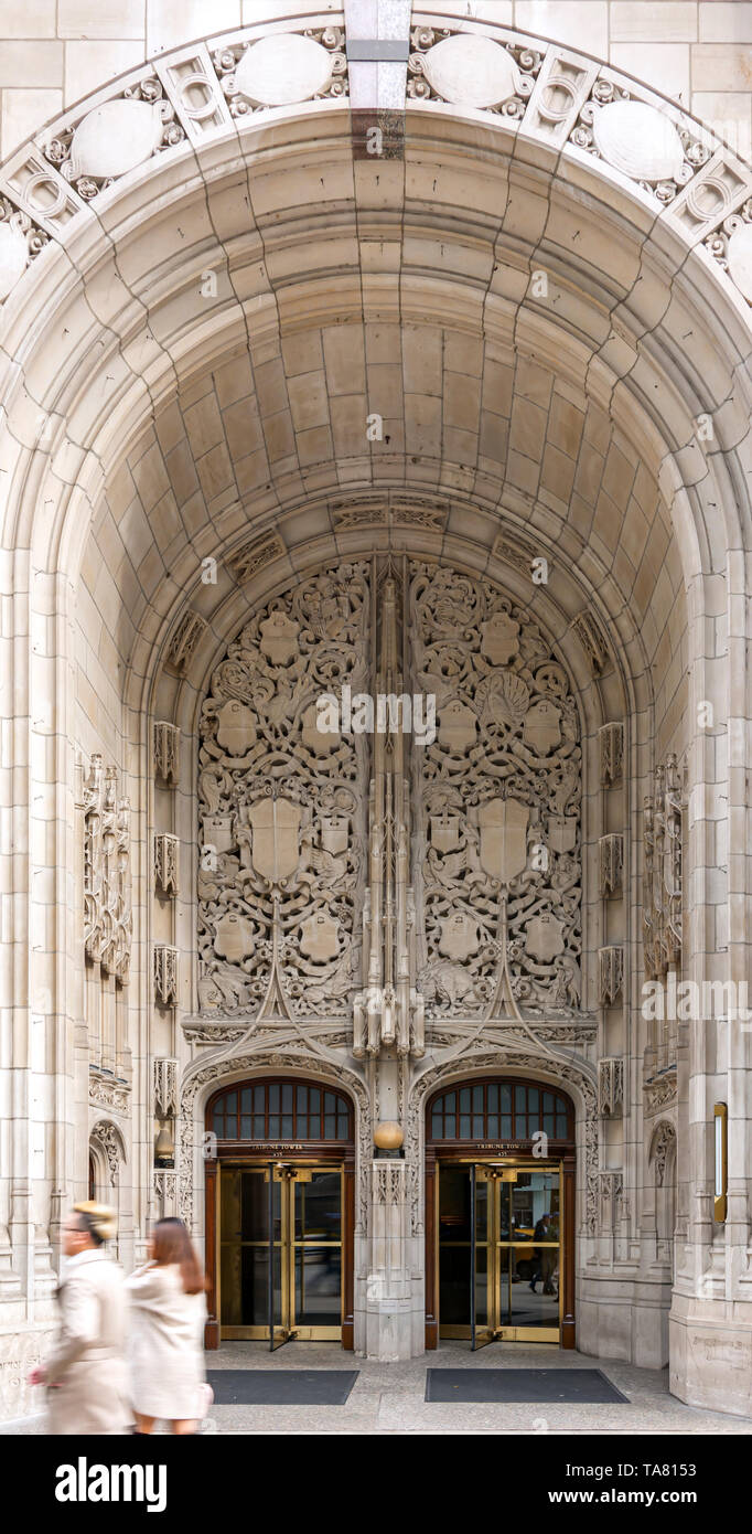 Chicago, Illinois, USA, ottobre 2016: ingresso con un grande arco decorato e porte girevoli di La Tribune Tower di Chicago Foto Stock