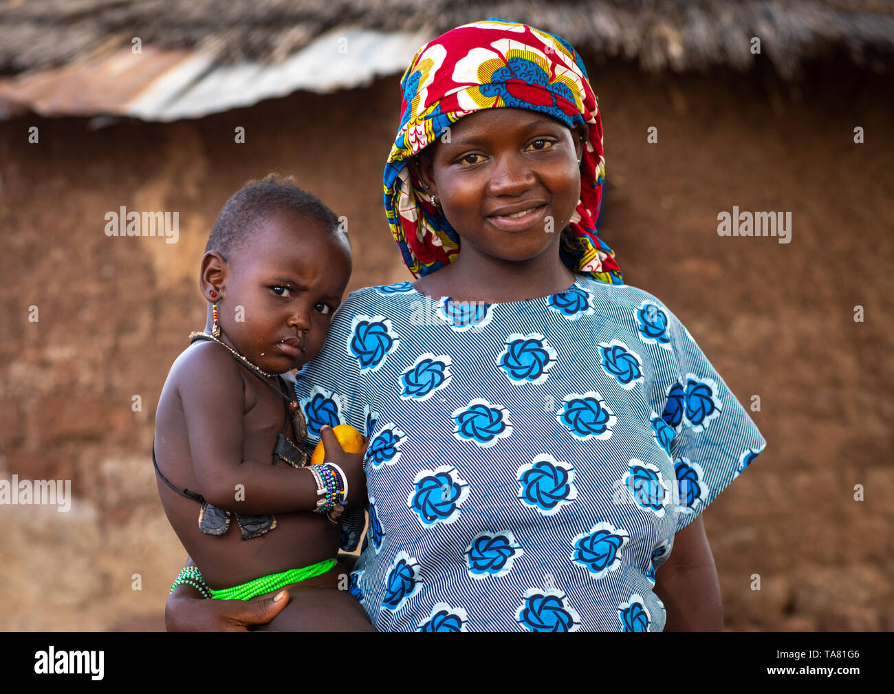 Ritratto di un sorridente Peul tribù mamma con il suo bambino, Savanes distretto, Boundiali, Costa d'Avorio Foto Stock