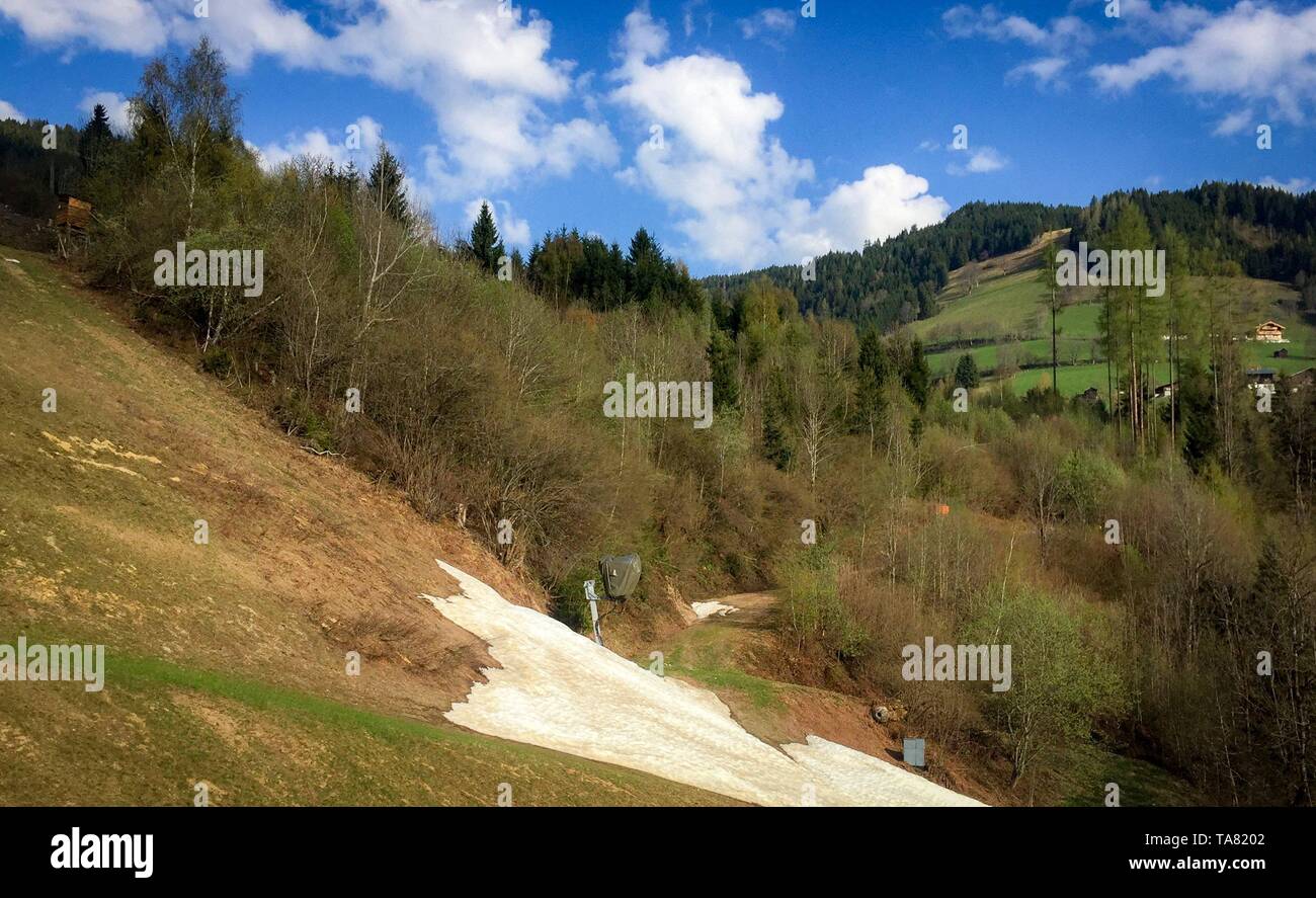 La scomparsa di neve nelle Alpi austriache in primavera Foto Stock