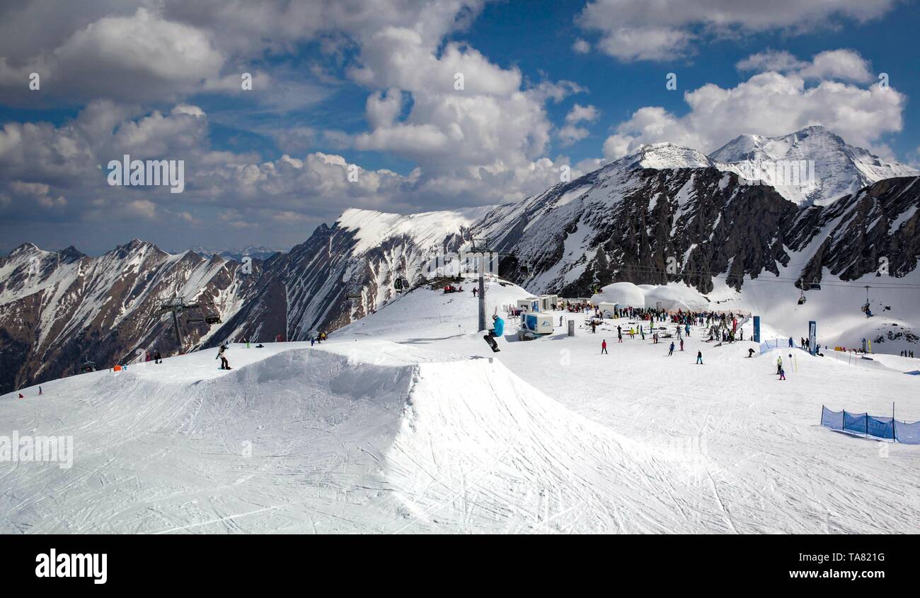 Panoramica di Austrian località sciistica nelle Alpi dell'Austria Foto Stock