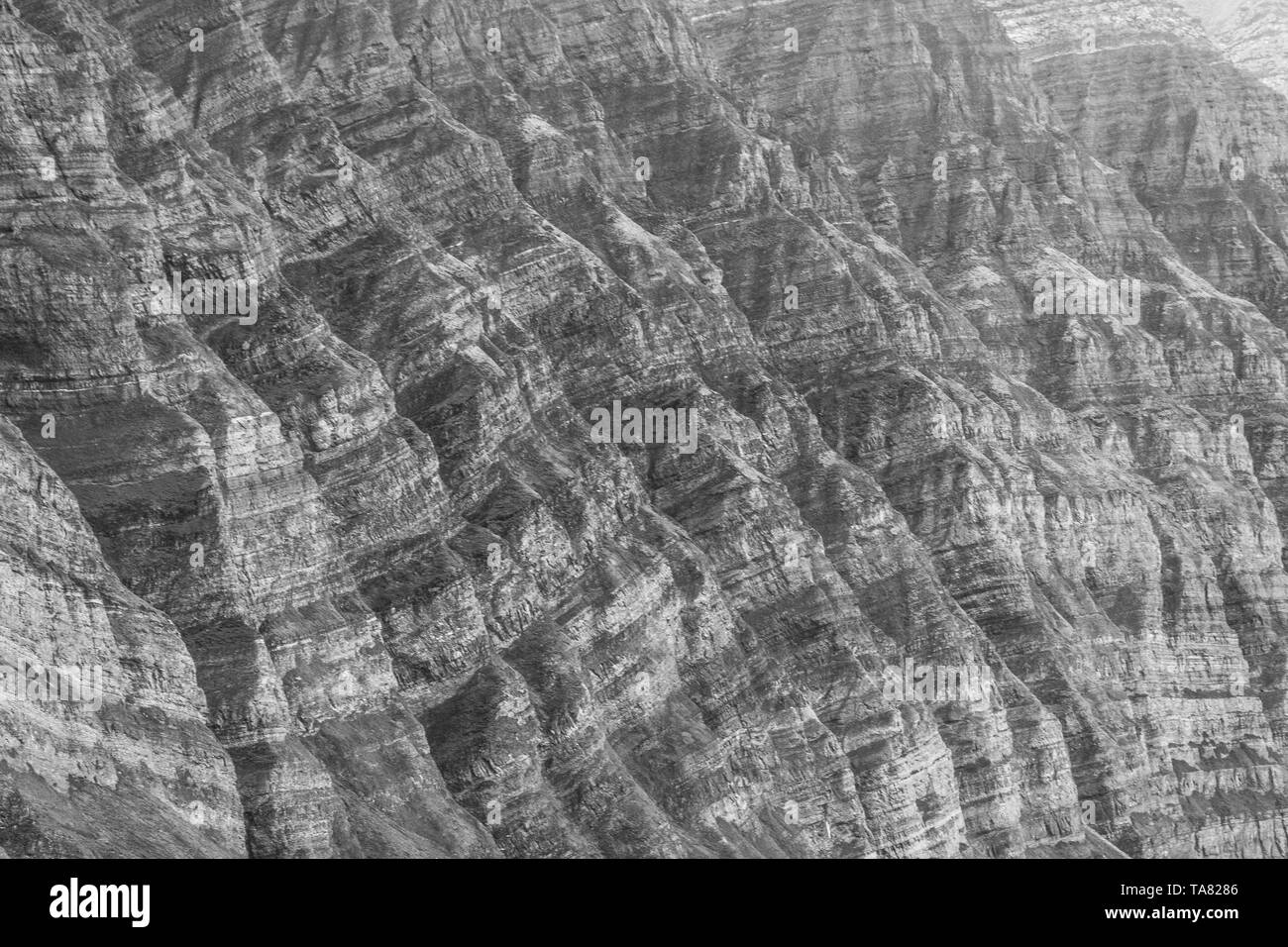Miliardo anni rocce frastagliate formazioni con diversi muschio verde e neve all'interno di Isole Svalbard, Isfjorden, Norvegia Foto Stock