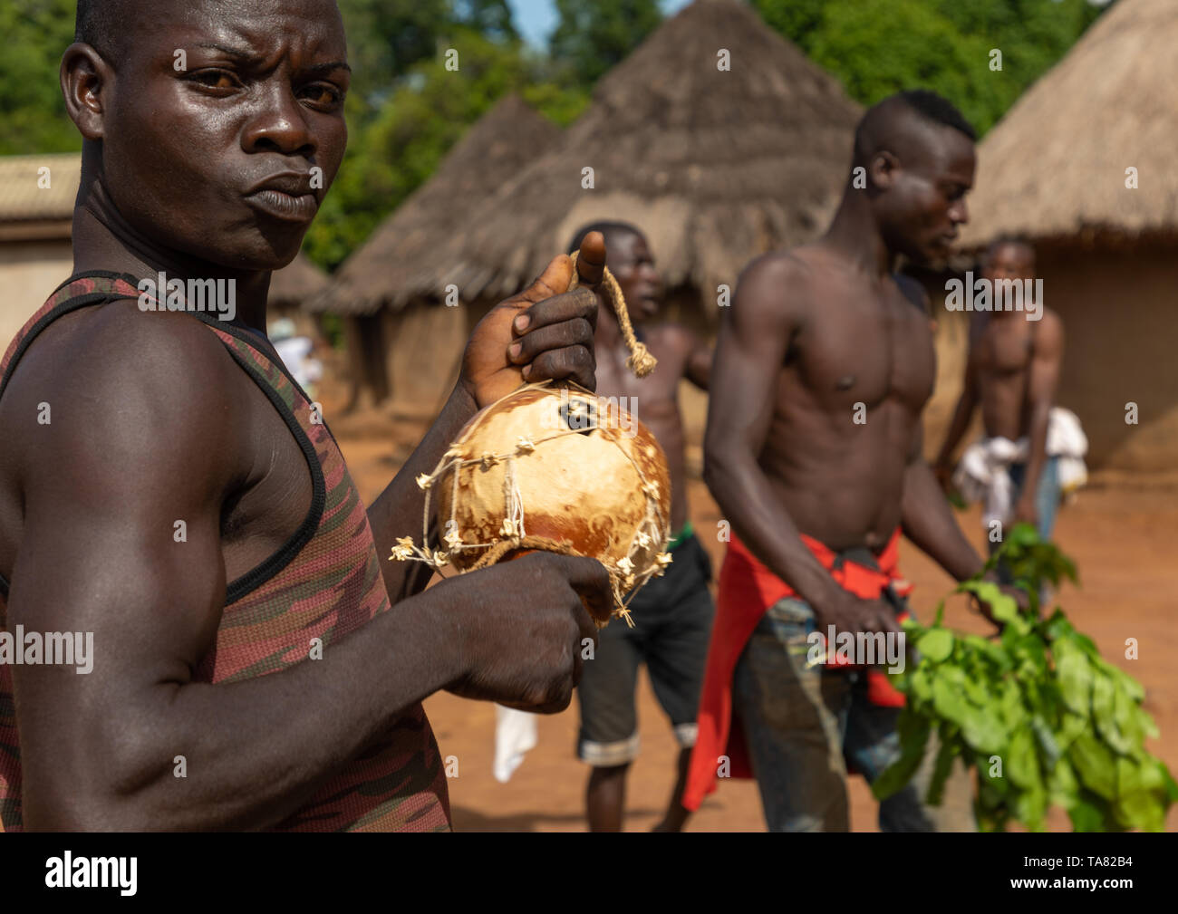 Dan trib uomini danzano con foglie durante una cerimonia, Bafing, Gboni, Costa d'Avorio Foto Stock