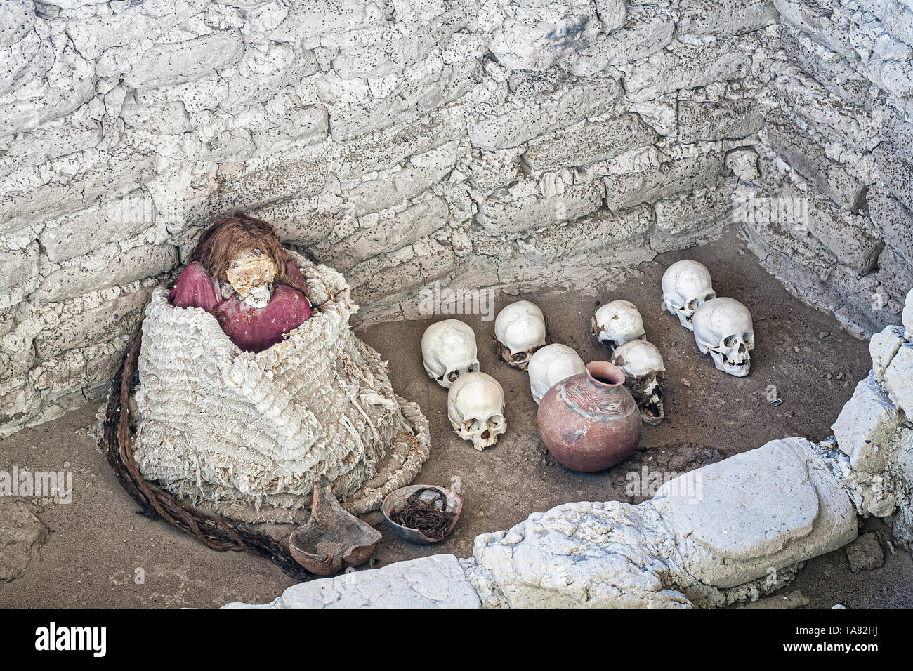 Mummie al cimitero di Chauchilla (Cementerio de Chauchilla), scoperto nel 1920s. Nasca, reparto di Ica, Perù. Foto Stock