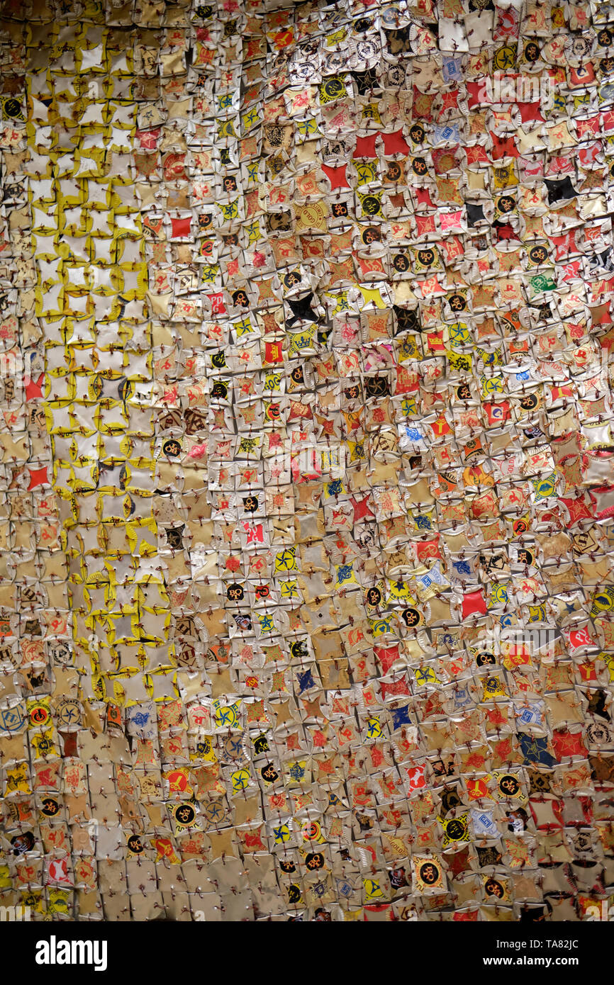 Artwork dettaglio di El Anatsui un artista del Ghana che crea tela metallica-come sculture a parete al di fuori della bottiglia di riciclo rifiuti - Haus der Kunst di Monaco di Baviera UE Foto Stock