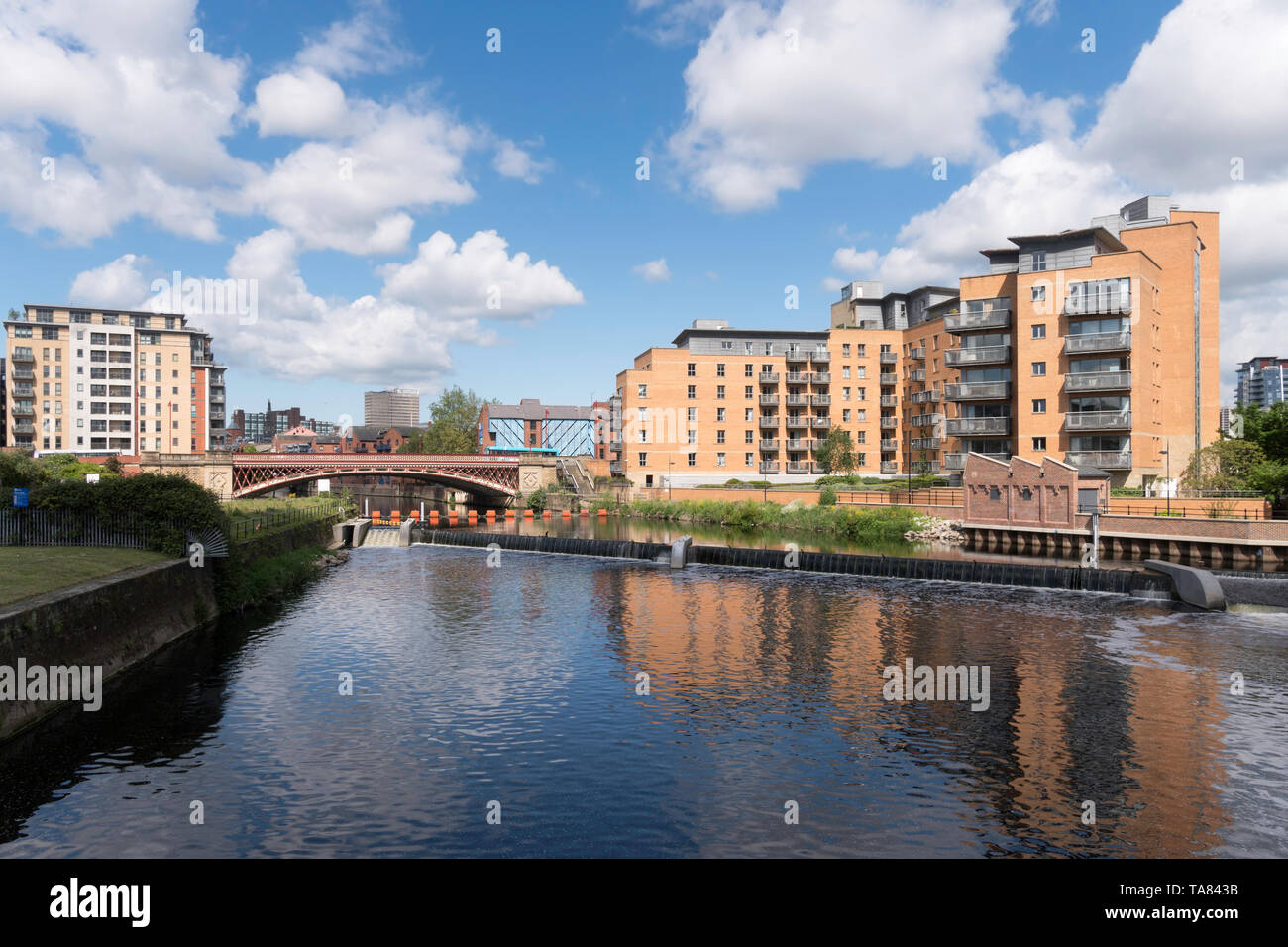 Crown Point ponte sul fiume Aire e riverside edifici di appartamenti a Leeds, nello Yorkshire, Inghilterra, Regno Unito Foto Stock