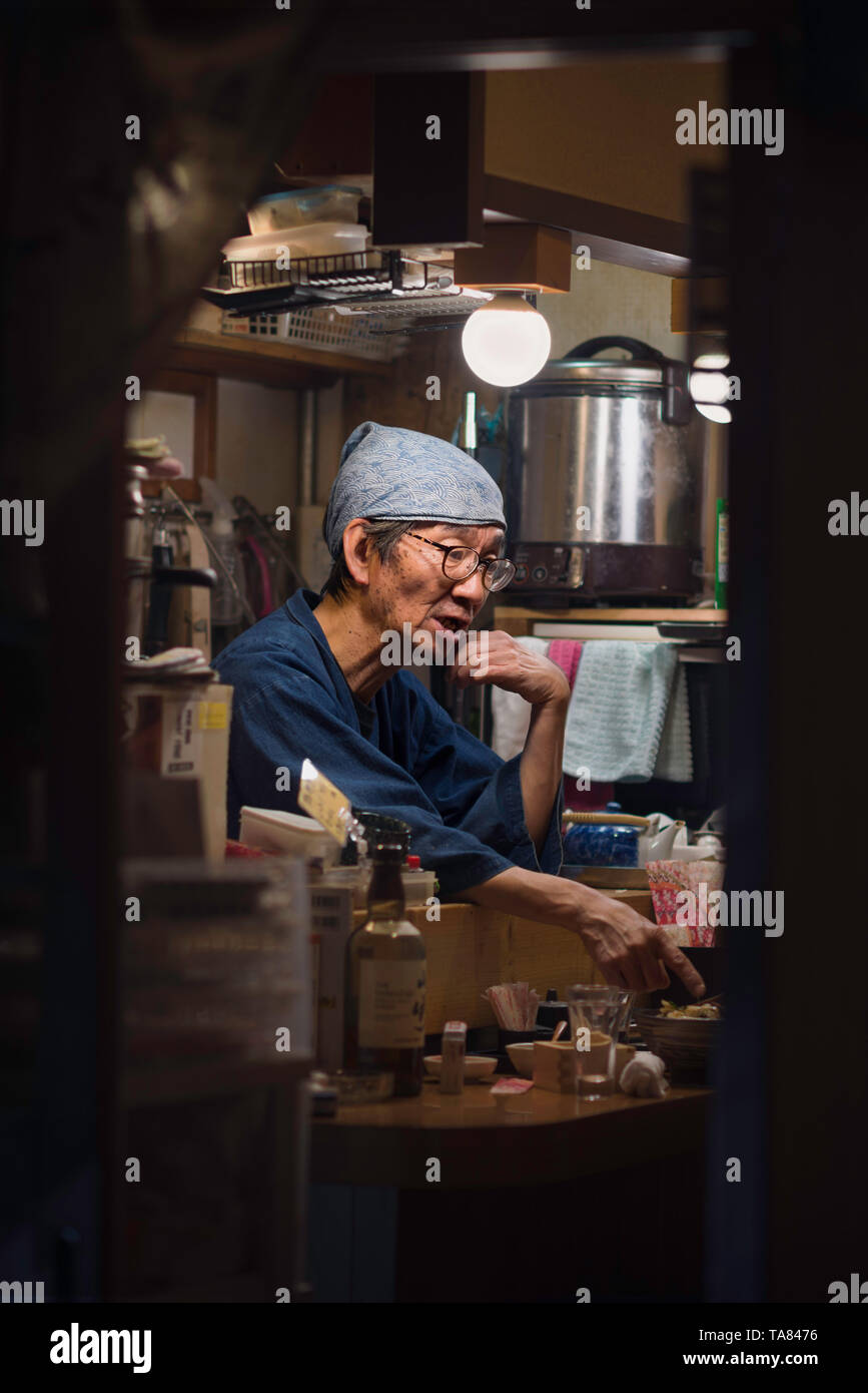 Osaka - 02 Novembre 2018: personale in un piccolo ristorante Izakaya (un tradizionale pub di giapponese per il dopo-lavoro bere). Osaka, Giappone Foto Stock