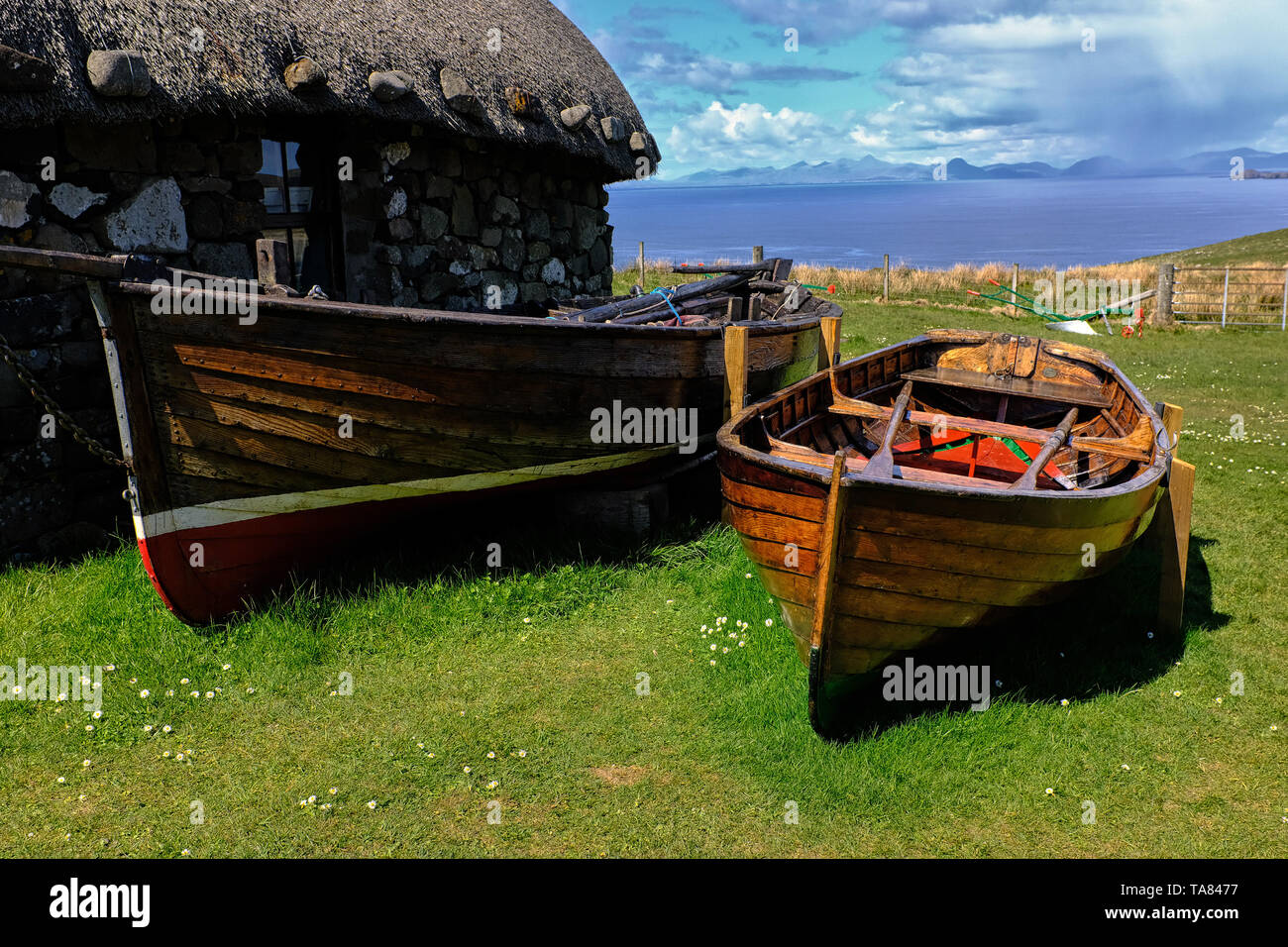 Isola di Skye, vecchie case e barche a Colbost Folk Museum, Dunvegan Scozia 8 Maggio - 19th. Viaggio attraverso la Scozia Foto Samantha Zucchi Insidefoto Foto Stock