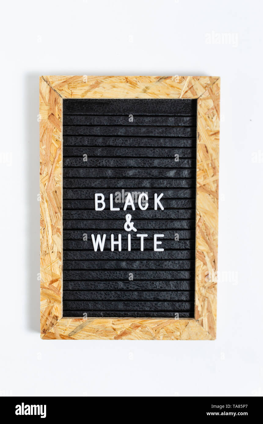 Lettera Bordo bianco con la scritta in bianco e nero. Foto Stock