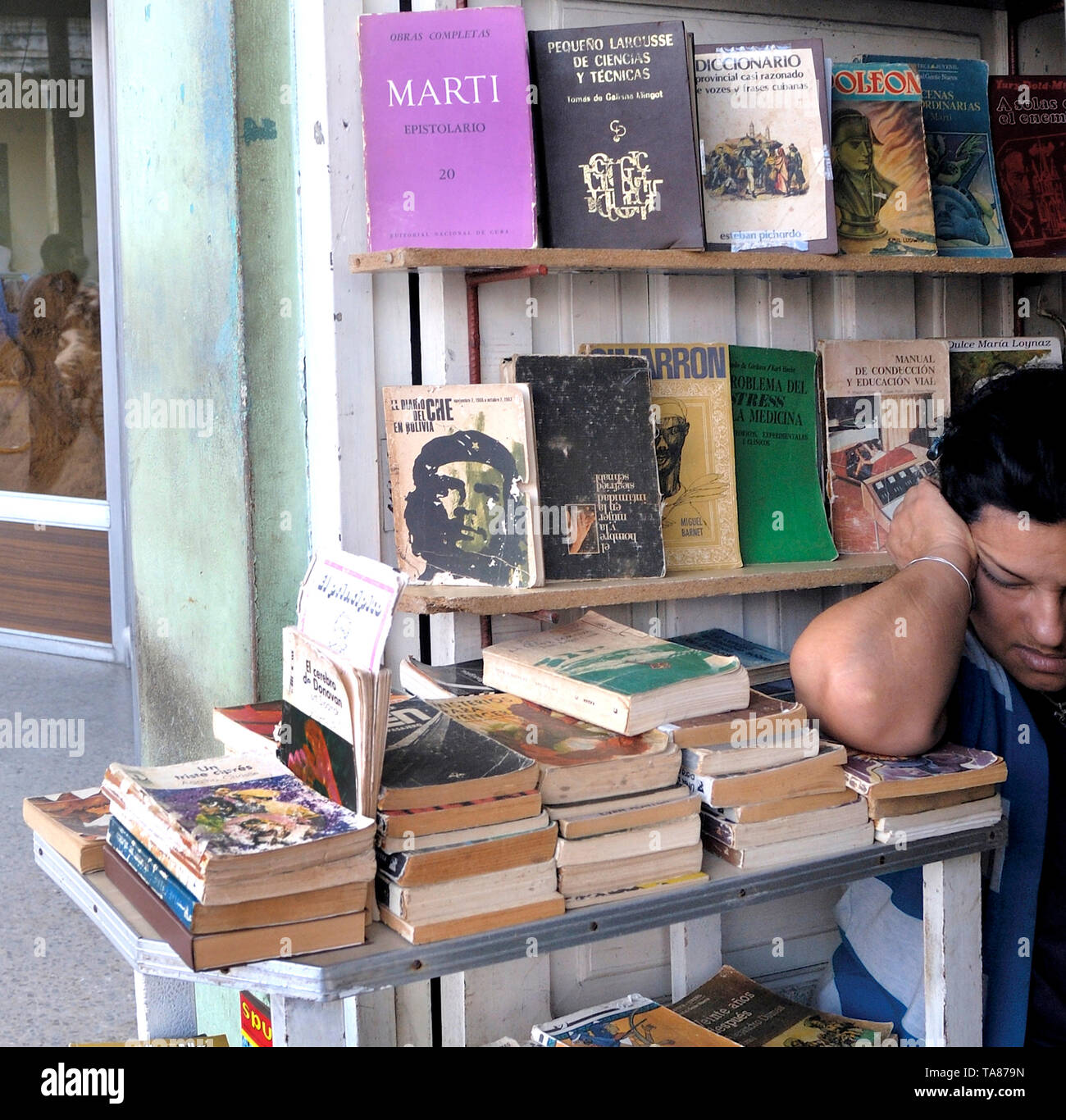 Matanzas, Cuba-April 04,2018: bookstore locale con molto vecchi libri circa la rivoluzione e i suoi eroi in spagnolo Foto Stock