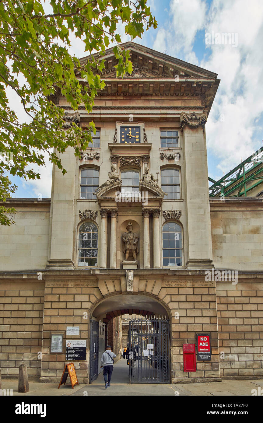 LONDON CITY DI LONDRA la vecchia entrata o gateway in BARTS O ST BARTHOLOMEWS Ospedale con la statua del Fondatore Henry V111 Foto Stock
