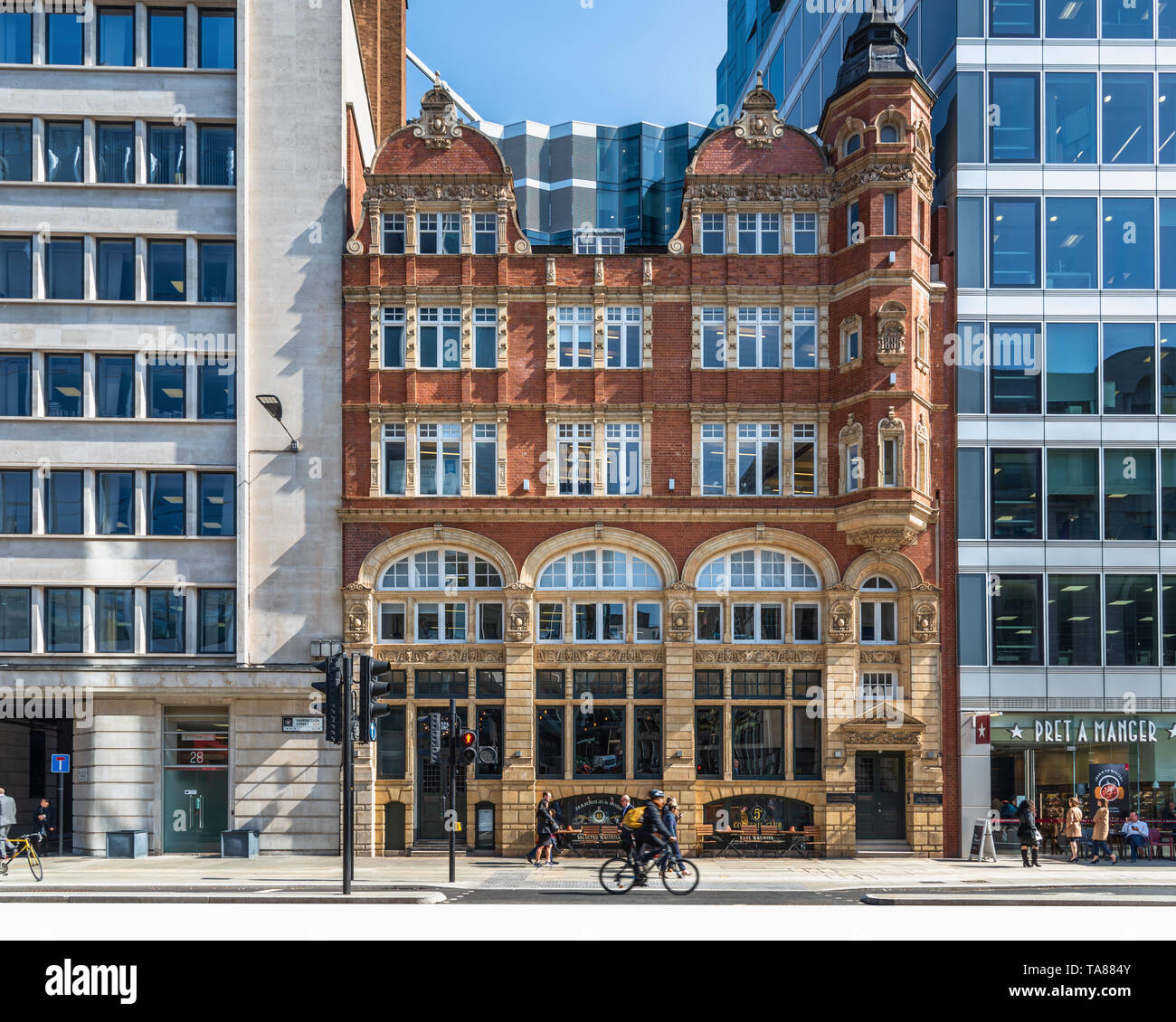 Edificio del periodo racchiuso tra 2 edifici contemporanei, London, Regno Unito Foto Stock