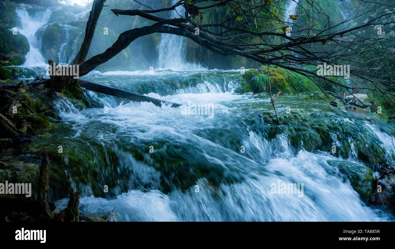 Misty la cascata e il lago entro il colorato Parco Nazionale di Plitvice in Croazia Foto Stock