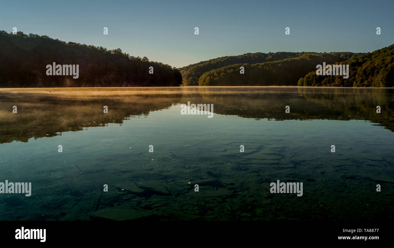 Misty laghi all'alba entro il colorato Parco Nazionale di Plitvice in Croazia Foto Stock