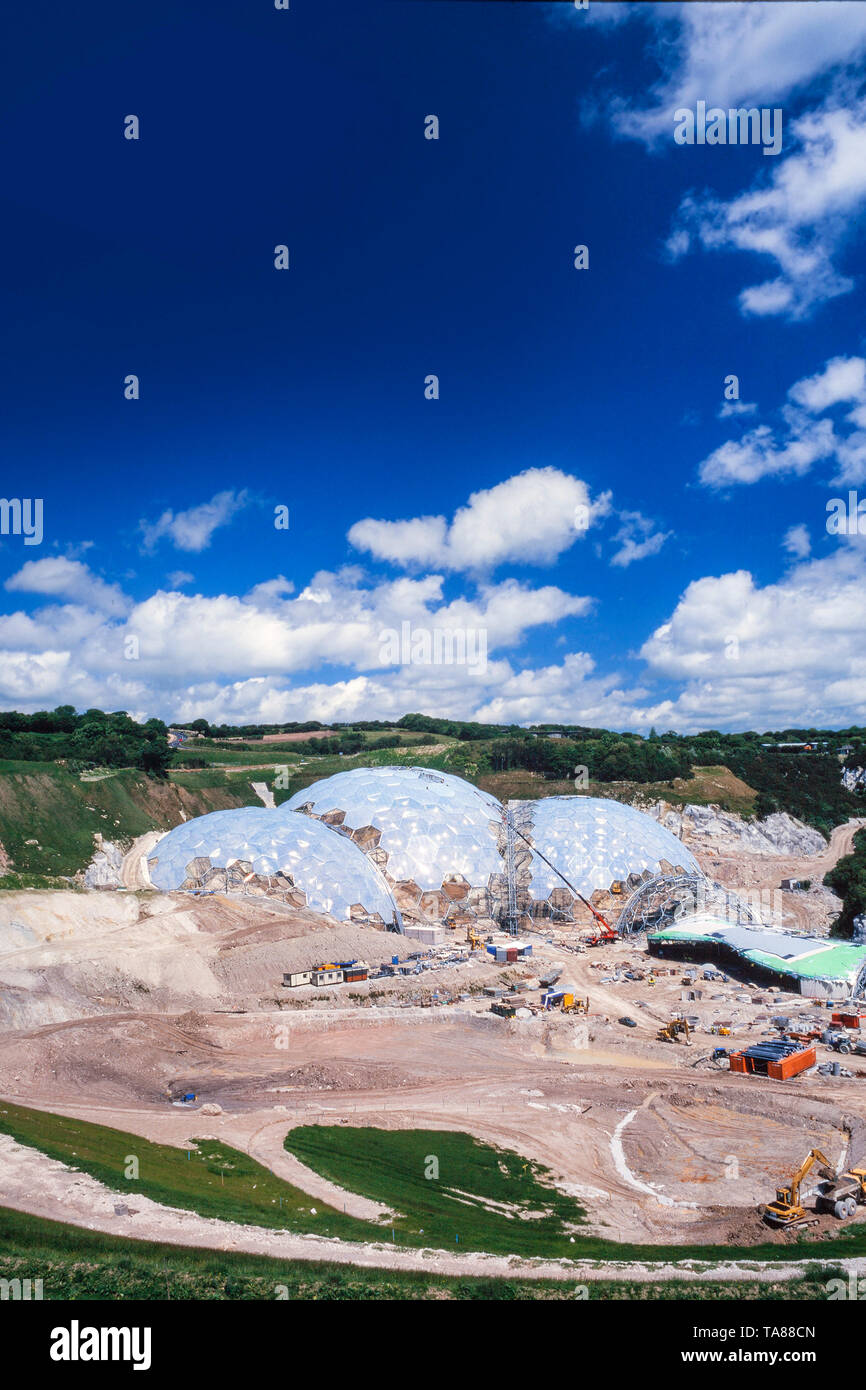 Eden Project, St Austel, Cornwall, Regno Unito. Inizio lavori di costruzione del grande biome serre, giugno 2000 data Foto Stock