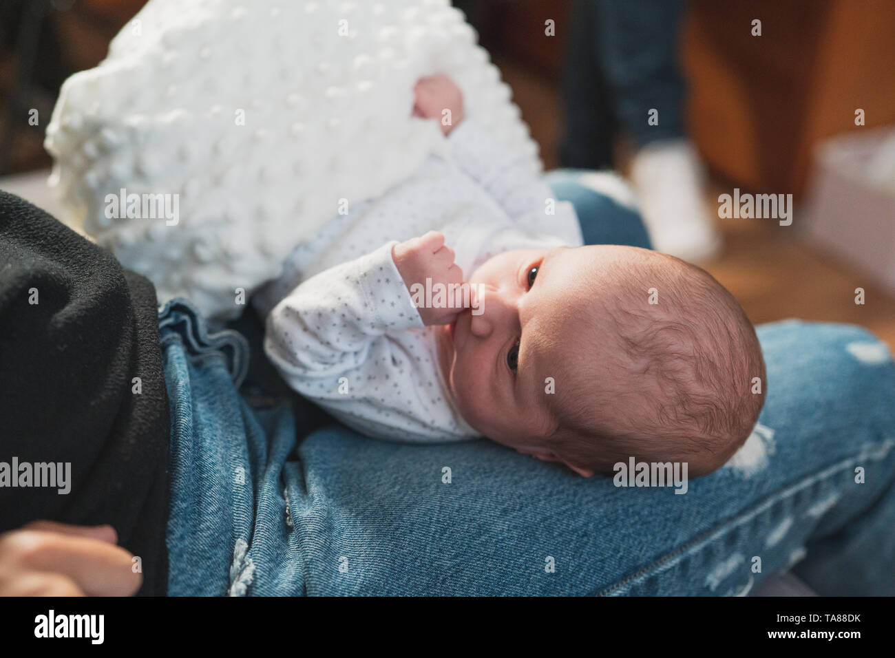 Vista dall'alto di un simpatico adorabile bambino dorme con le braccia aperte sulla sua madre. Famiglia, vita nuova, infanzia, inizio concetto. Foto Stock