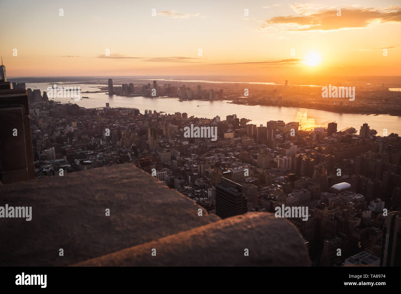 Vista aerea del sole che splende al tramonto su Manhattan e Jersey in New York Foto Stock