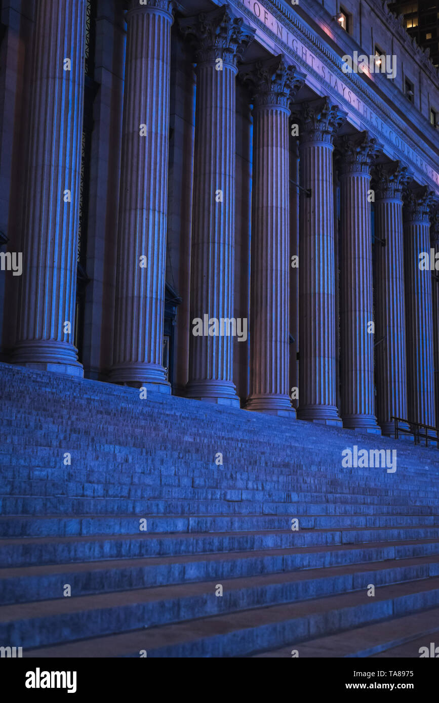 La facciata monumentale di Penn Station con le sue imponenti colonne nel centro di Manhattan a New York City Foto Stock