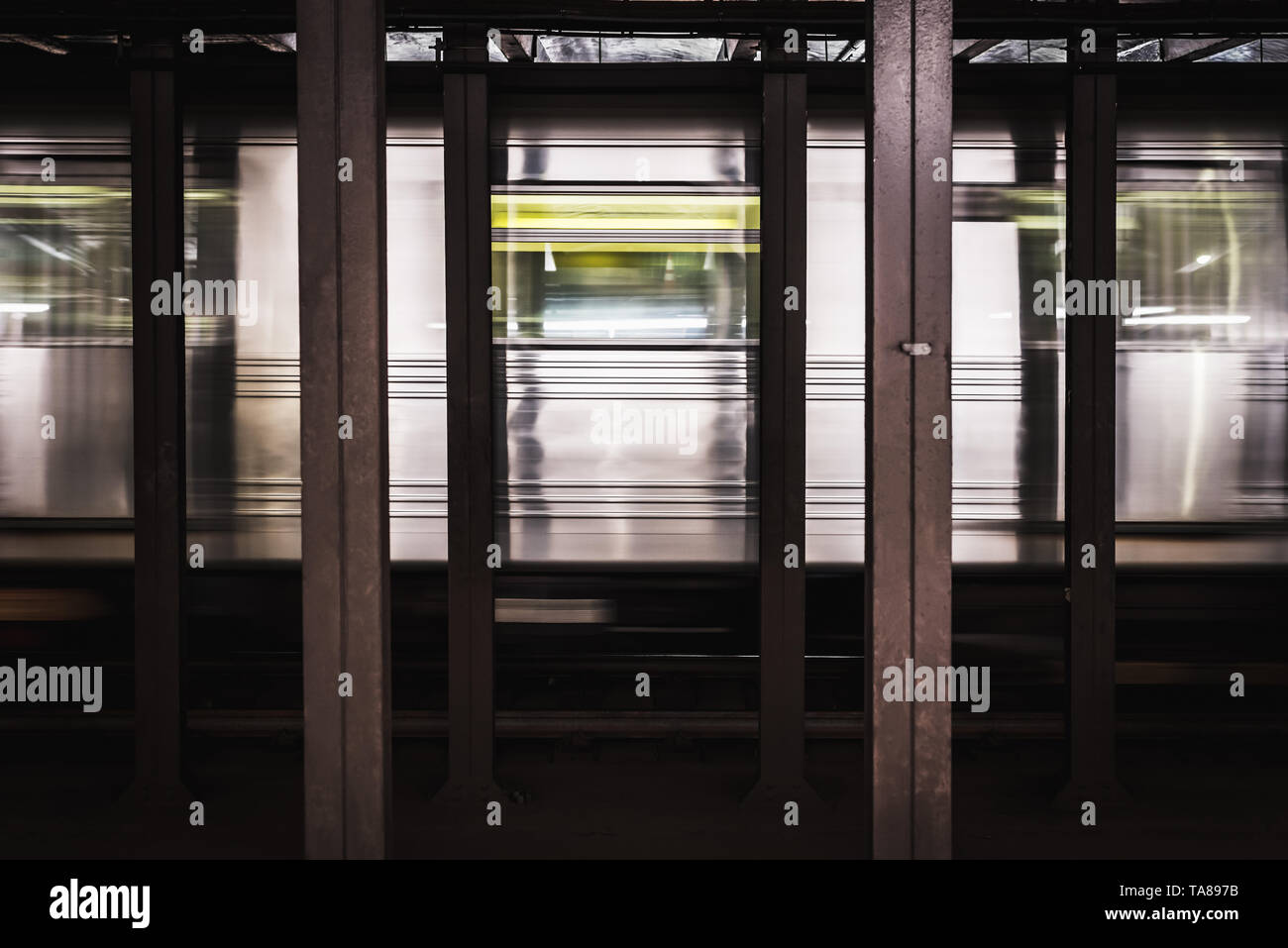 Paesaggio della metropolitana di New York metro architettura con movimento del treno che passa attraverso gallerie di New York Foto Stock