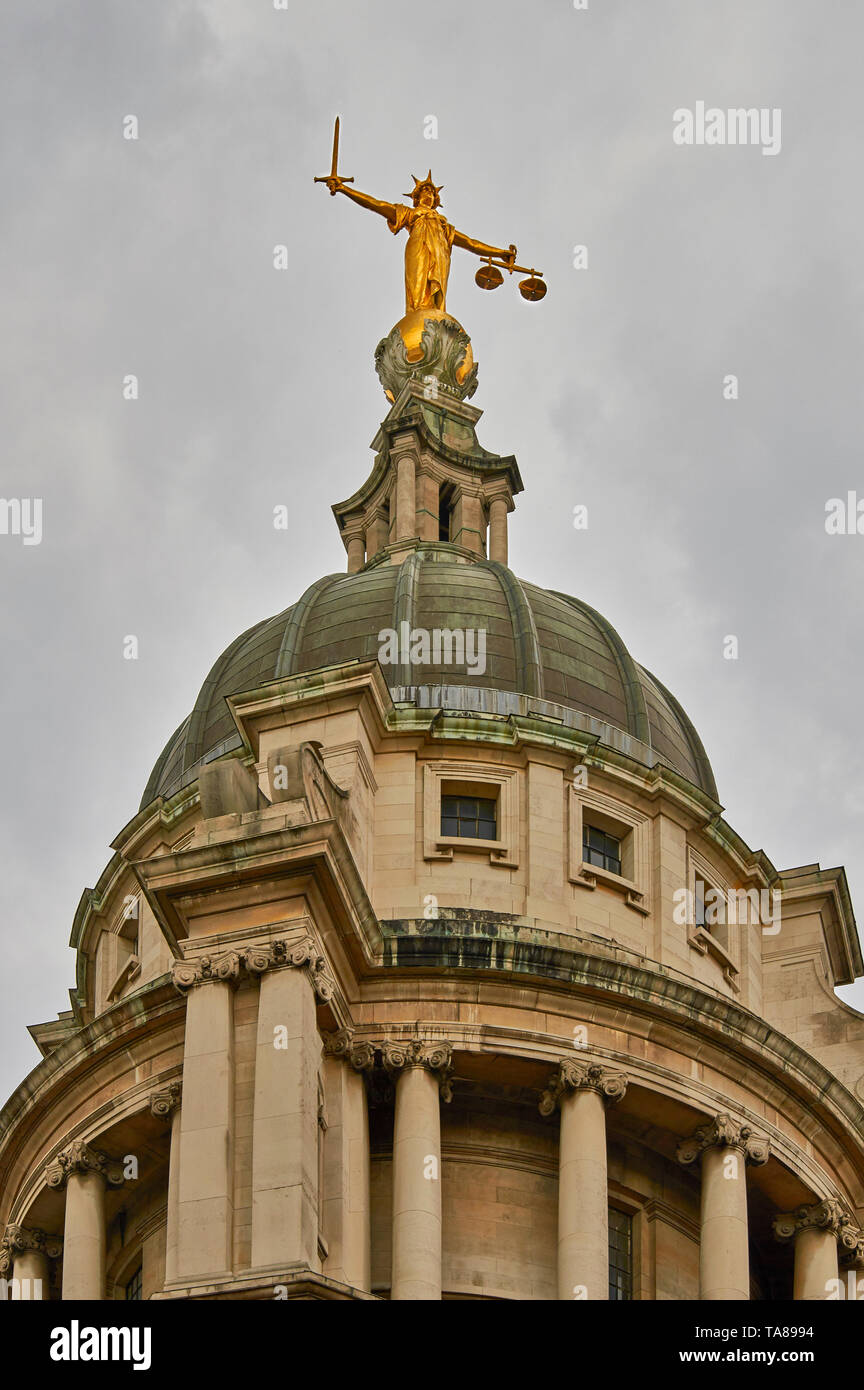 Londra OLD BAILEY CORTE PENALE LADY giustizia statua in oro sulla parte superiore della cupola Foto Stock