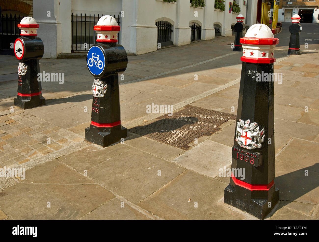 Londra La città nero rosso e bianco paracarri con MOTTO DOMINE DIRIGE NN. Foto Stock