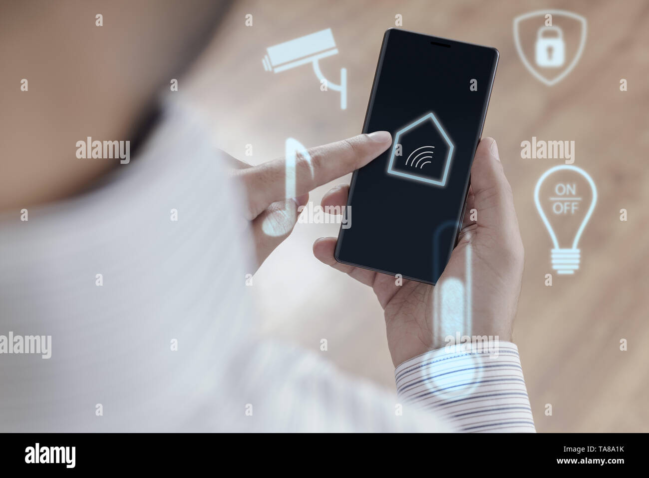 L'uomo utilizza lo smartphone per il controllo Smart home - casa intelligente concetto Foto Stock