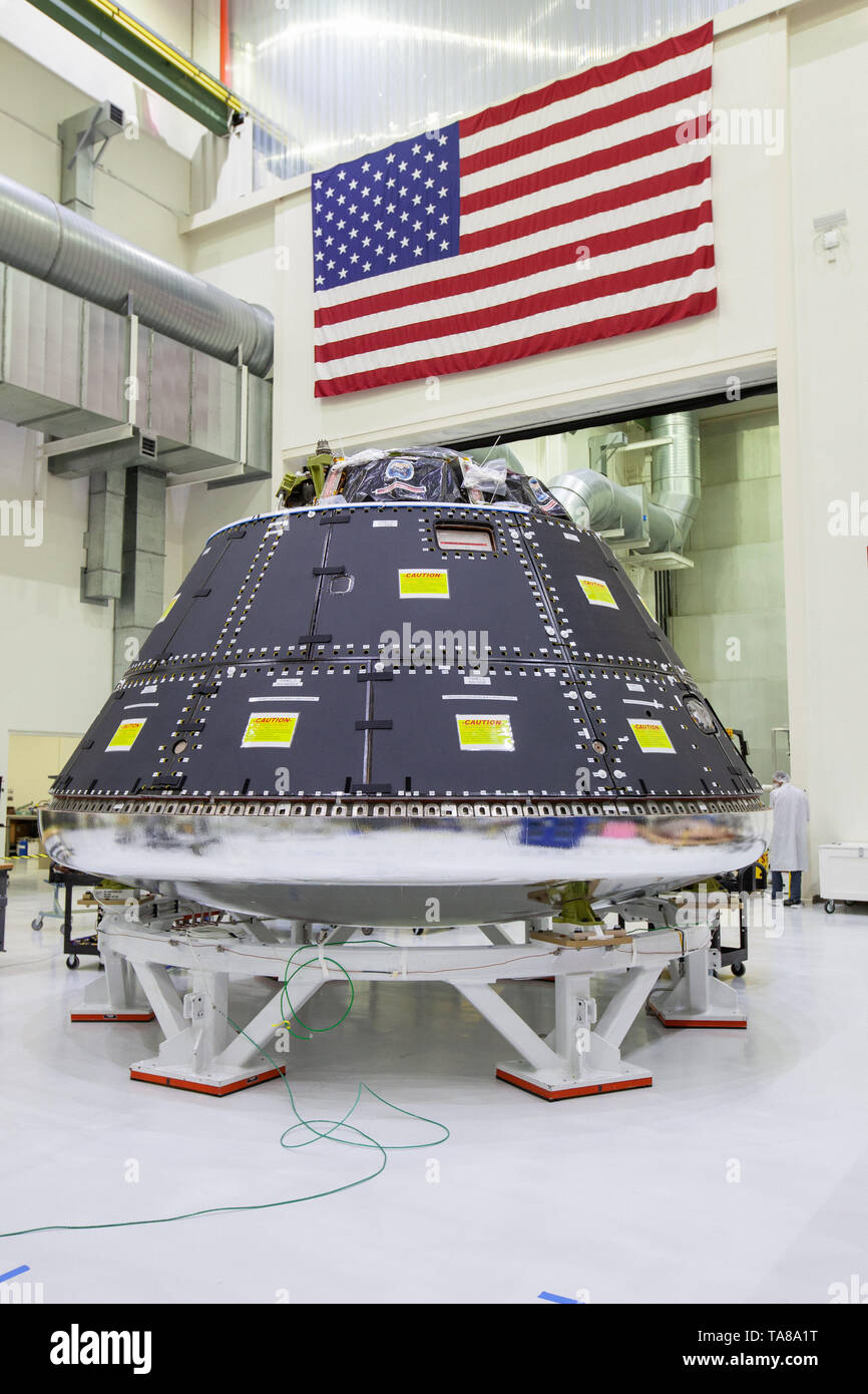 La NASA Orion modulo equipaggio denominata Artemis 1, viene spostata da un gruppo di stazione di lavoro per il campo acustico centro di test all'interno delle operazioni e acquista la costruzione di alta bay presso il Kennedy Space Center 13 Maggio 2019 a Cape Canaveral, in Florida. La Orion lancerà in cima al lancio nello spazio razzo del sistema durante le prime tre settimane di prova senza equipaggio di volo. Foto Stock