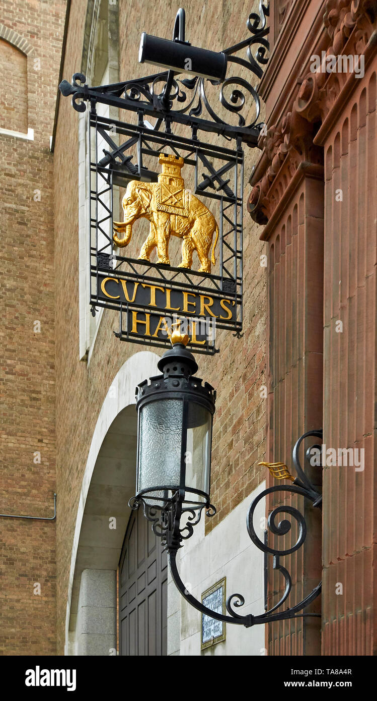 Londra La città Il Golden Elephant segno esterno CUTLERS HALL IN WARWICK LANE Foto Stock