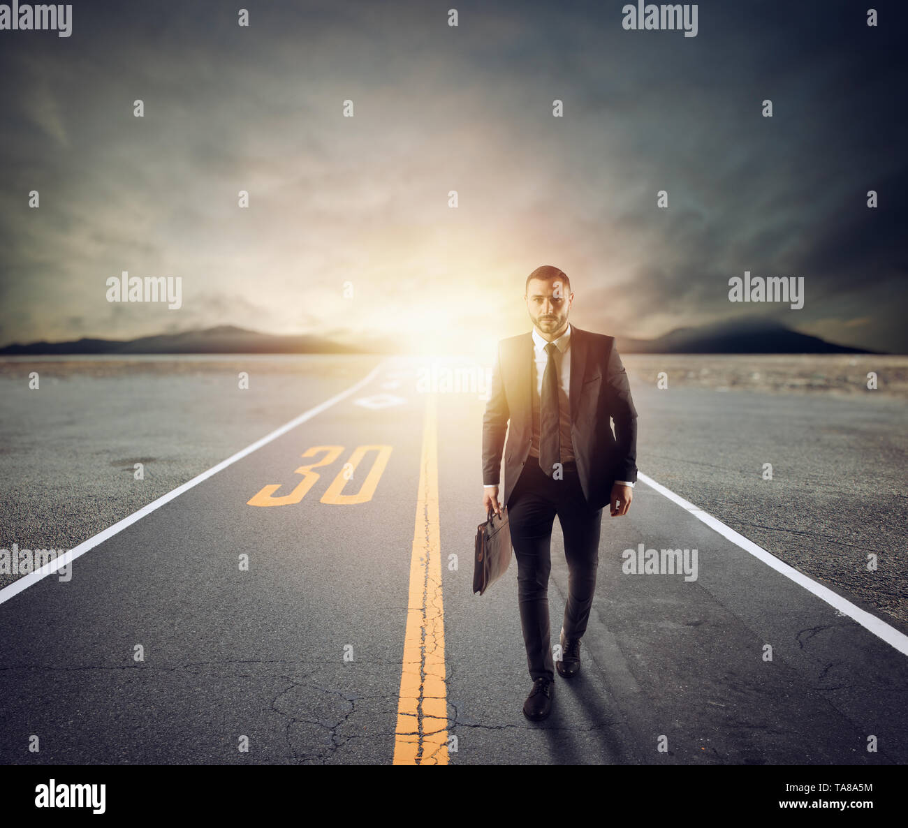Imprenditore passeggiate su una strada sconosciuta per una nuova avventura. Concetto di determinazione Foto Stock
