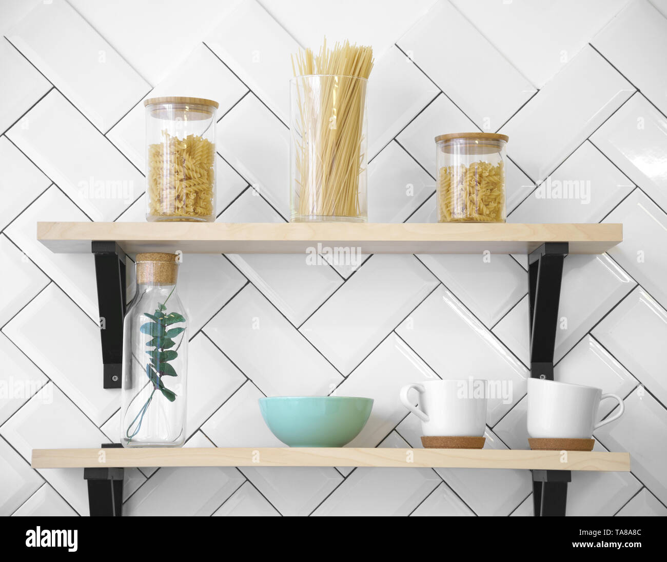 Mensole in legno da cucina immagini e fotografie stock ad alta risoluzione  - Alamy