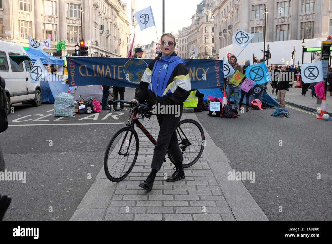 Il cambiamento climatico attivisti ribellione di estinzione del sito di protesta a Oxford Circus il primo giorno di protesta ufficiale Foto Stock