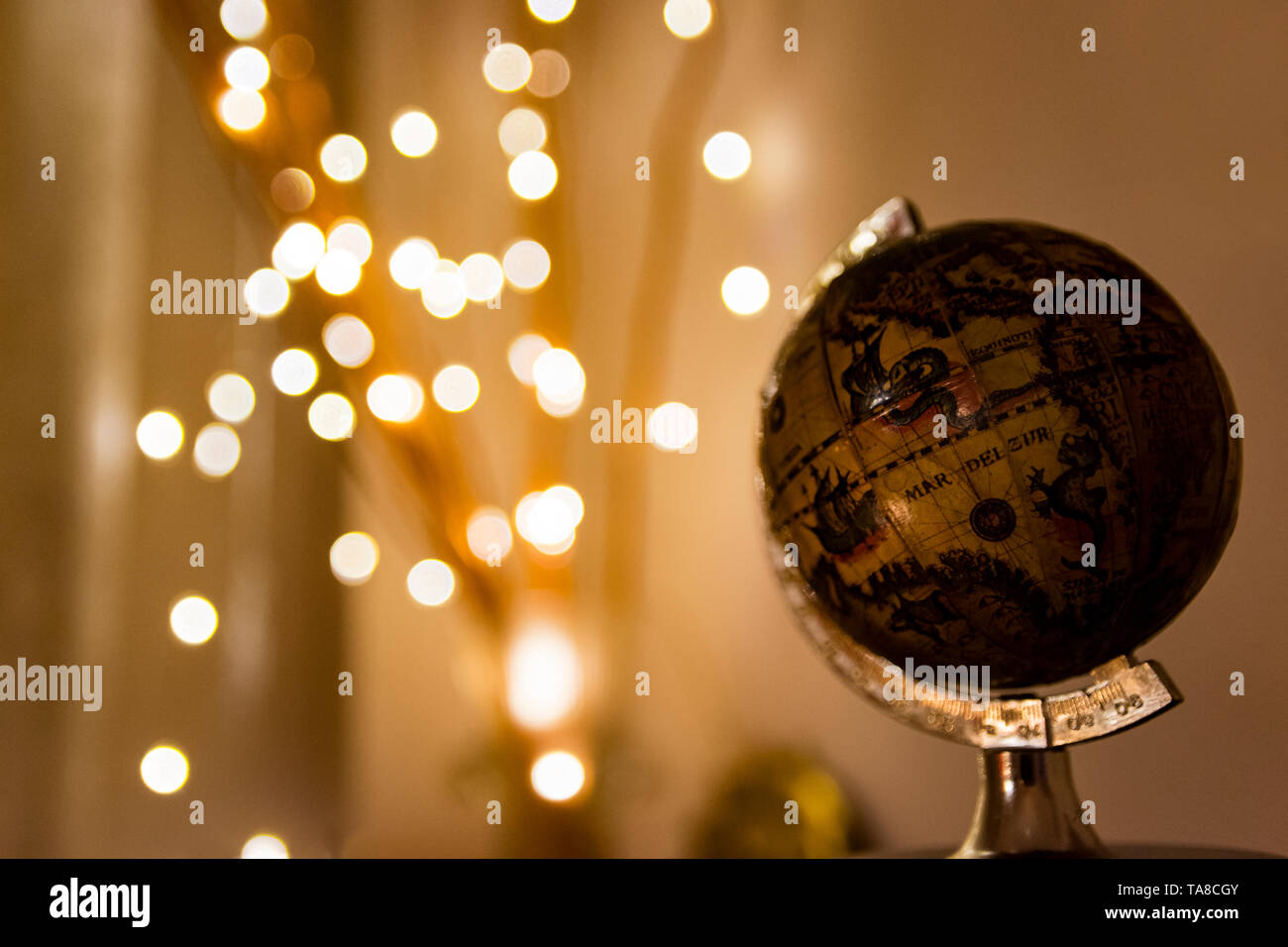 Piccolo mondo antico interno illuminato con luci di Natale Foto Stock