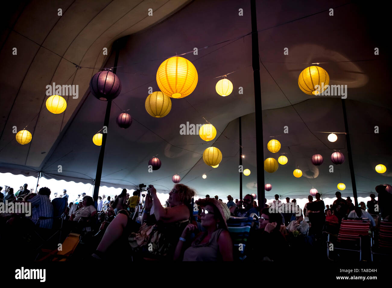 Le luci del globo sotto la tenda con il pubblico al Festival di Musica, ritmo e Roots Festival di musica, Rhode Island, STATI UNITI D'AMERICA Foto Stock