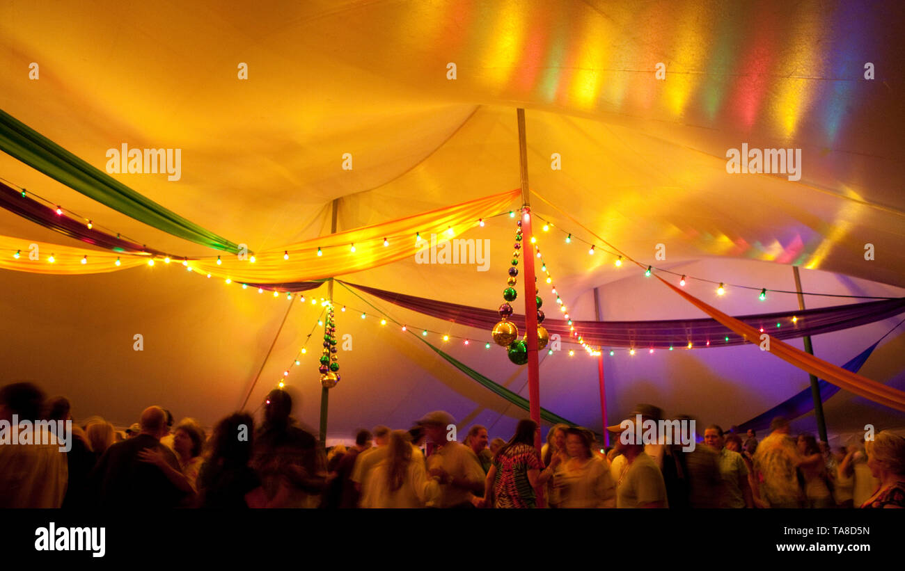 Folla ballare sotto la tenda con tessuti arcobaleno e decorazioni, ritmo e Roots Festival di musica, Rhode Island, STATI UNITI D'AMERICA Foto Stock