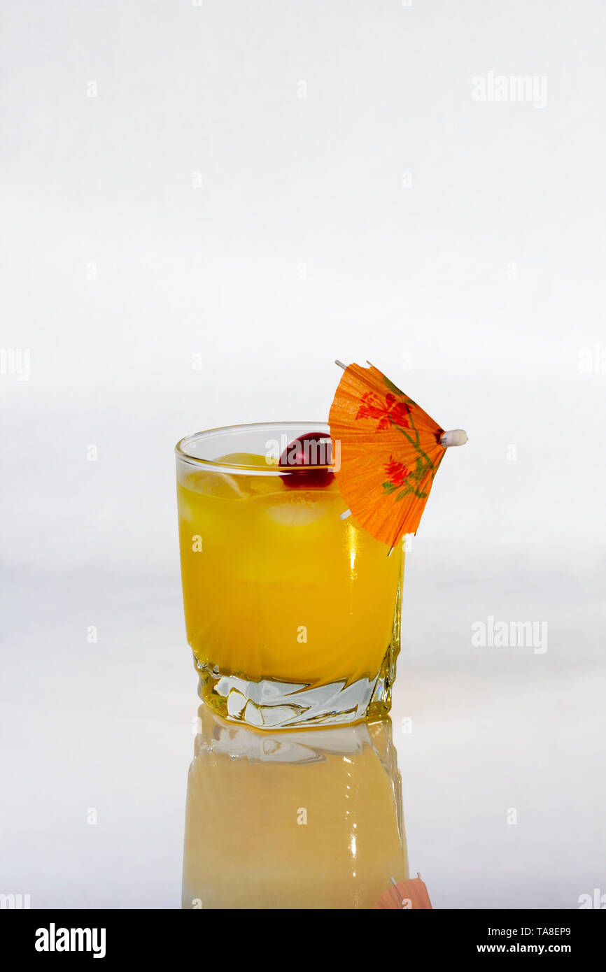 La vodka e il succo di arancia bevanda miscelata con un cocktail ombrello. Foto Stock