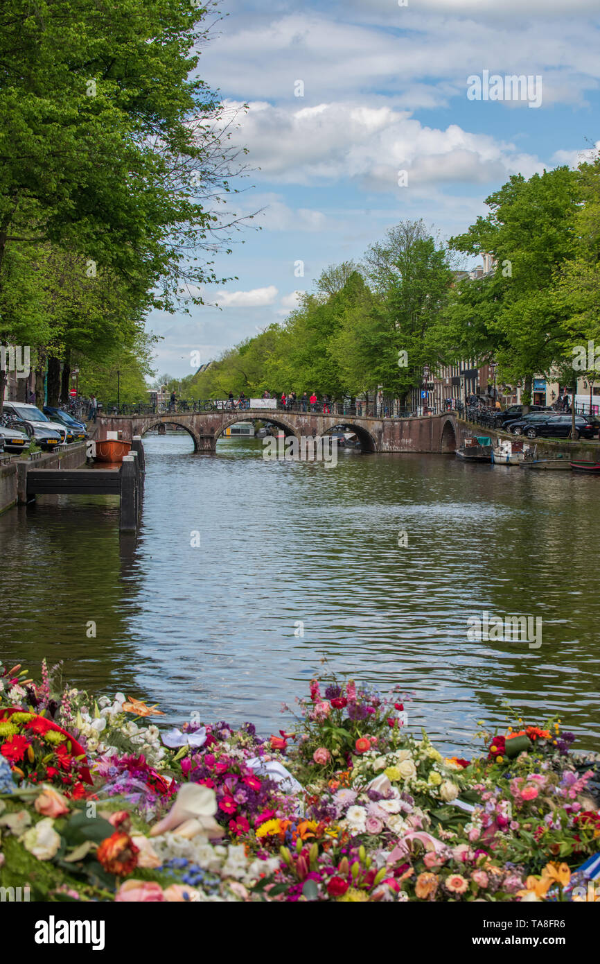 Amsterdam canal e fiori - canale europeo in Olanda / Amsterdam e canal bridge - tipica molla a Amsterdam & architettura Foto Stock