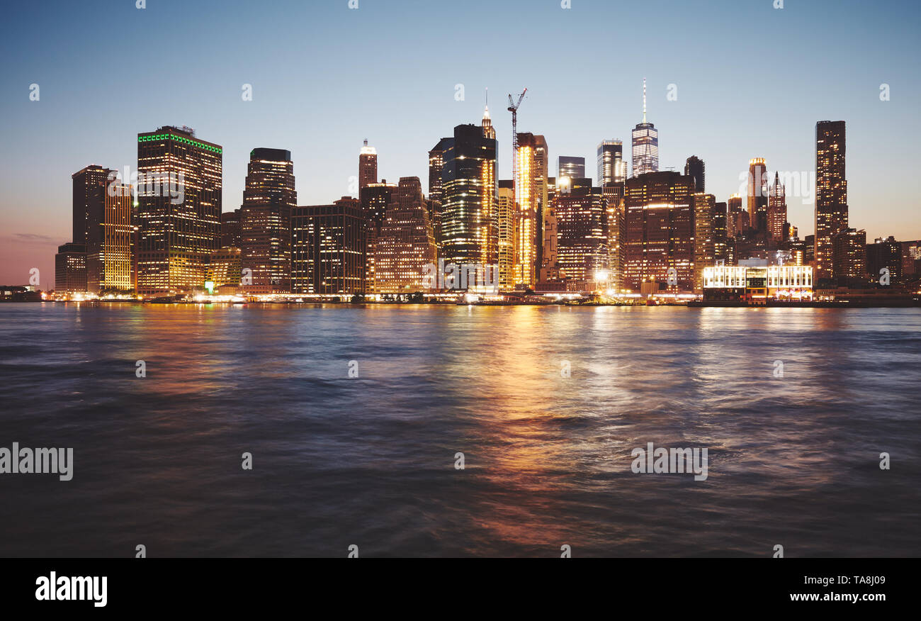 La città di New York al crepuscolo, dai toni di colore immagine, STATI UNITI D'AMERICA. Foto Stock