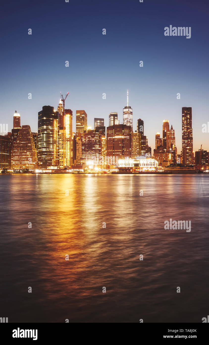 Manhattan visto da Brooklyn al tramonto, dai toni di colore immagine, New York City, Stati Uniti d'America. Foto Stock